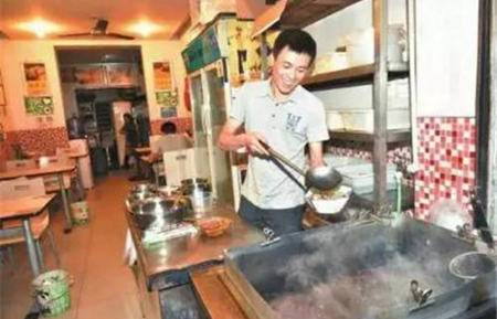 老人吃飯忘付飯錢，餐館老板“理解”感動全國
