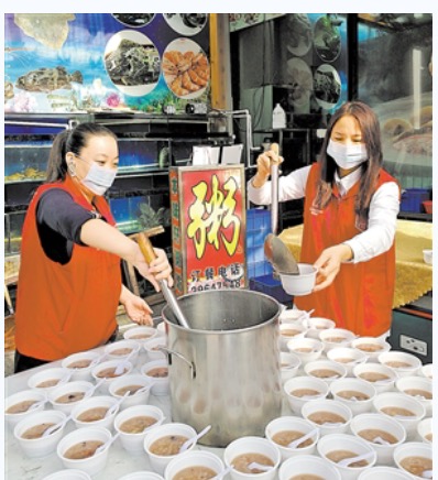 “綠寶寶”為環(huán)衛(wèi)工人送愛心臘八粥