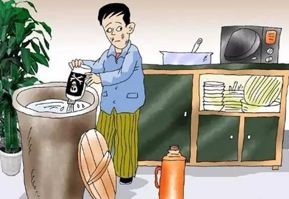 廚師不滿被辭退，向餐廳米酒缸投三瓶劇毒農(nóng)藥|餐飲界