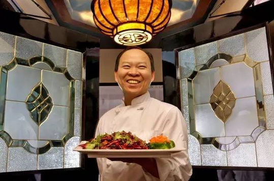 不懂英語！湖北農(nóng)村娃逆襲成美十家餐廳老板，被美國人封為功夫廚神！