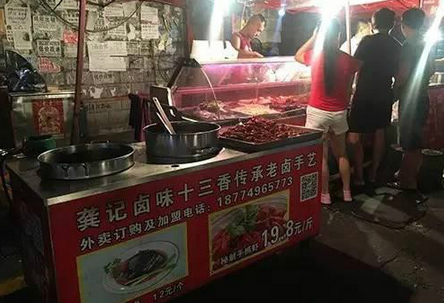 一天2000元銷售額，小龍蝦小推車模式有前景嗎？（上）|餐飲界