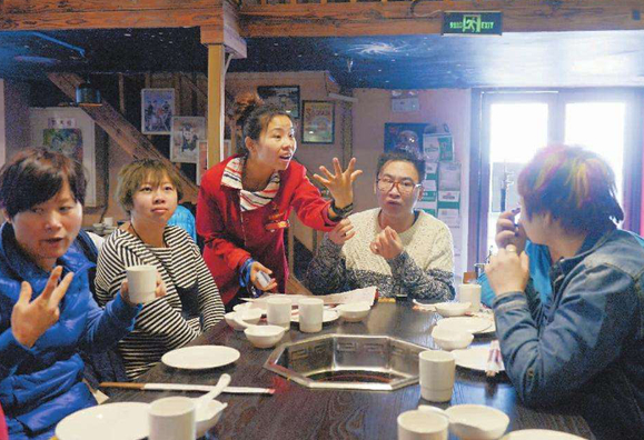 麗江一餐廳21名員工14名是聾啞人，點菜用iPad打手語|餐飲界