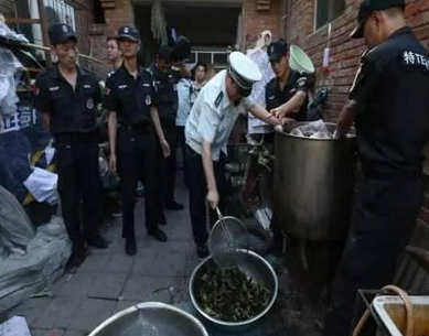 揭秘北京黑作坊粽子：豆沙長滿白毛 餡里還有小肉蟲，竟然日銷上千|餐飲界