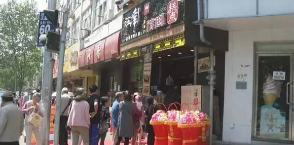 倆老太造謠新開店的蛋糕肉松是棉花做的，被拘留5天|餐飲界