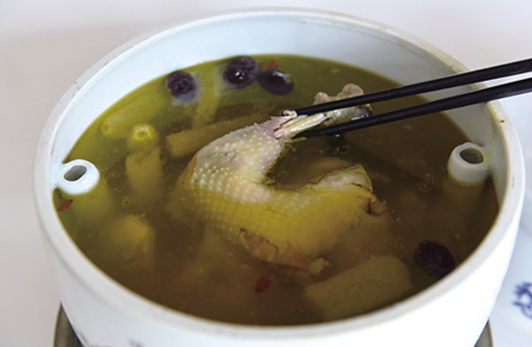 從放棄“鐵飯碗”到創(chuàng)辦餐飲企業(yè) 這道百年“雞湯”能否溫潤(rùn)你的心靈？|餐飲界