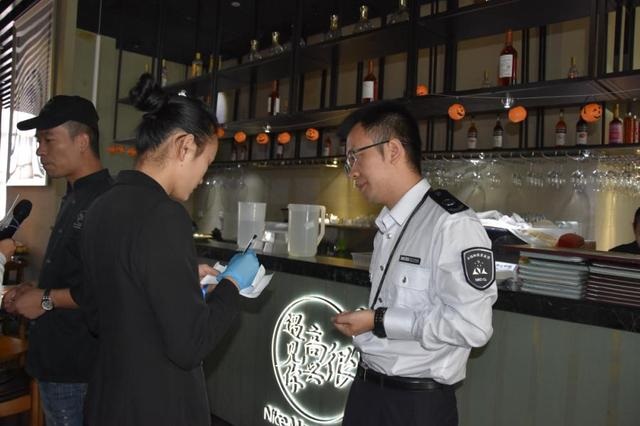 韓寒在深圳的餐廳再被查，后廚餐具堆地上降C！