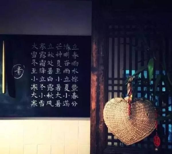 這家不足10平米的小店，只有一張桌子，無肉無酒，卻治愈了無數的過客