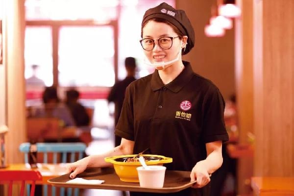 沒有廚師，無人點(diǎn)餐！他4年開出300多家店，日銷高達(dá)10萬碗！|餐飲界