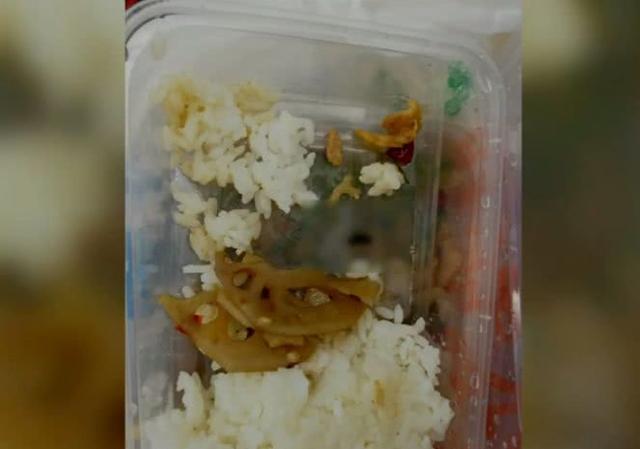 外賣里現(xiàn)老鼠屎，餐廳退款卻不承認(rèn)飯菜里會(huì)有老鼠屎