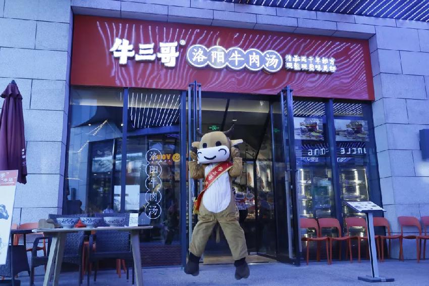 靠一碗湯，78個餐位一天接待1500人