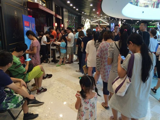 店外排隊，店里客人坐著聊天不走，我該怎么辦？