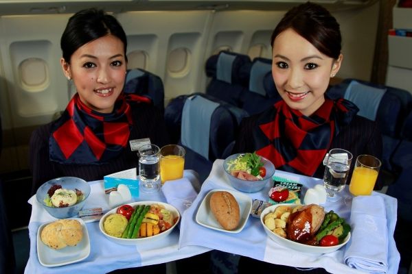 多航空公司取消免費餐飲 以后坐飛機真要帶泡面了？|餐飲界