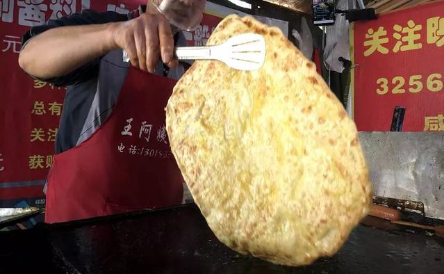 每天工作8個(gè)小時(shí)，賣200多個(gè)灌餅，月入4萬還買了兩套房！|餐飲界