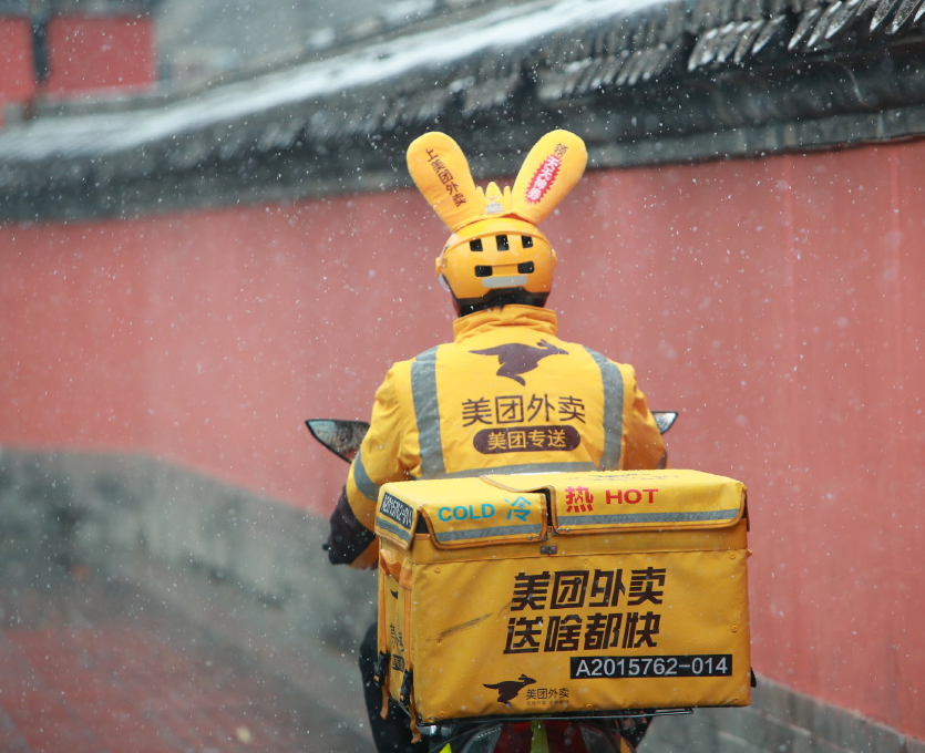 外賣小哥群毆奔馳車主，毆打的不是“上流社會”，是“平臺的牢寵”