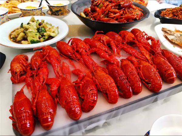 單場(chǎng)直播破20萬(wàn)，抖音武漢美食人氣榜第1名，這家小龍蝦店是如何做到的？