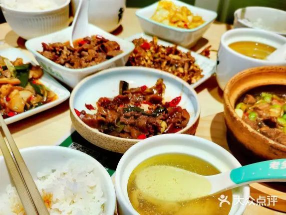 被成人小飯桌“打臉”的快餐 該走向何方？|餐飲界