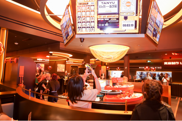 餐飲模式又一大創(chuàng)舉！探魚(yú)新店型營(yíng)造“娛樂(lè)城”式沉浸消費(fèi)體