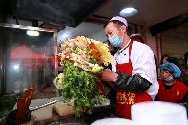 湘下佬老長沙吃貨鋪引領(lǐng)快餐小吃潮流，天水麻辣燙爆火折射消費(fèi)新趨勢